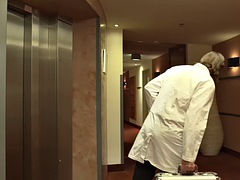 Grosse bite, Sucer une bite, Brunette brune, Médecin, Allemand, Hard, Hôtel, Nénés