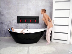 Slaapkamer, Grote mammen, Zoenen, Lesbisch, Natuurlijke tieten, Kut duiken, Tatoeage, Nat