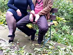 Enthousiasteling, Mooie dikke vrouwen, Grote mammen, Handbeurt, Ondergoed, Rijpe lesbienne, Openbaar, Russisch