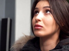 DEBT4k. Monica Wet tiene sexo inesperado con el persistente cobrador de deudas - Brunette