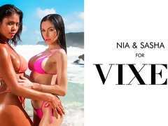 En levrette, Doigter, Embrassement, Léchez, Masturbation, Piscine, Dénudage, Adolescente