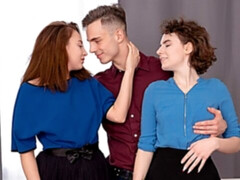 Enthousiasteling, Blond, Bruinharig, 1 man 2 vrouwen, Hardcore, Mager, Kousen, Tiener