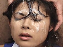 Viele männer bespritzen eine frau