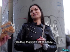 Sucer une bite, Brunette brune, Hard, Public, Chatte, Russe, Serré, Mouillée