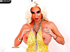 Enthousiasteling, Grote kont, Grote mammen, Blond, Moeder die ik wil neuken, Naakt, Alleen, Strippen