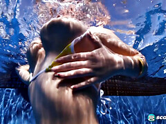 Grosse titten, Bikini, Braunhaarige, Im freien, Pool, Solo, Tittenfick