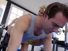 Gros seins, Blonde, En levrette, Culottes ou slips, Chatte, Maigrichonne, Allumeuse, Nénés