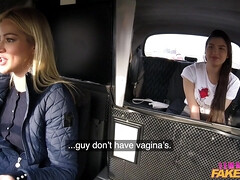 Brunette brune, Voiture, Tromperie, Lesbienne, Léchez, Orgasme, Chaussettes, Vibromasseur