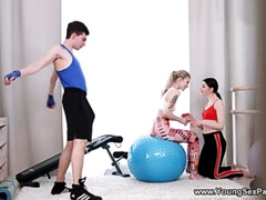 Spermaladung, Würgen, Sporthalle, Hardcore, Lesbisch, Tätowierung, Jungendliche (18+), Flotter dreier