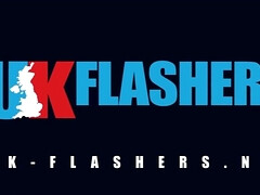 Británico, Morena, Penetracion con dedos, Despelote, Al aire libre, Orinar, Afeitado, Tetas