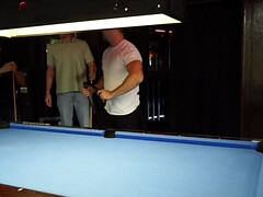 Blasen, Braunhaarige, Kehlenfick, Schwul, Handjob, Muskel, Jungendliche (18+), Flotter dreier