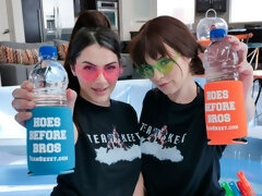 Ffm, Peludo, Sexo duro, Tetas naturales, Piscina, Adolescente, Trio, Mojado