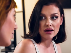 Grosser arsch, Grosse titten, Blasen, Braunhaarige, Fingern, Küssen, Milf, Entkleiden