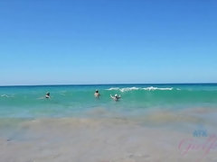 Amateur, Plage, Brunette brune, Petite femme, Pov, Public, Allumeuse, Voyeur