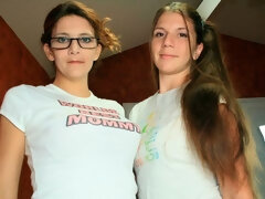 Blasen, Braunhaarige, Sperma im mund, Spermaladung, Handjob, Lecken, Jungendliche (18+), Flotter dreier