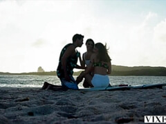 Américain, Brunette brune, En levrette, Lesbienne, Léchez, Piscine, Chatte, Maigrichonne