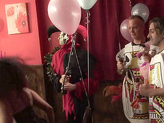 Verga grande, Mamada, Británico, Lencería, Medias largas, Tatuaje, Tetas