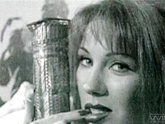 Gros seins, Sucer une bite, Brunette brune, En levrette, Branlette thaïlandaise, Léchez, Mère que j'aimerais baiser, Rétro ancien