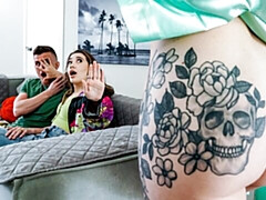 18 ans, Gros cul, Grosse bite, Sucer une bite, En levrette, 2 femmes 1 homme, Maigrichonne, Adolescente