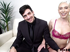 18 ans, Gros cul, Grosse bite, Blonde, Sucer une bite, En levrette, Seins naturels, Cheveux courts