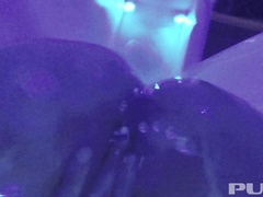 Grosse titten, Blondine, Fingern, Masturbation, Dusche, Tätowierung, Scherzbold