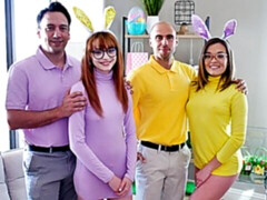 En levrette, Groupe, Orgie, Rousse roux, Rasée, Maigrichonne, Adolescente, Nénés