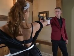 Blondine, Spermaladung, Hundestellung, Aufs gesicht abspritzen, Milf, Rasiert, Tätowierung, Uniform