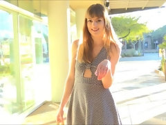 In den arsch, Fingern, Klaffend, Absätze, Orgasmus, Öffentlich, Spielzeuge, Unter dem rock