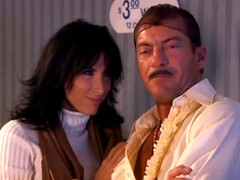 Gros cul, Gros seins, Sucer une bite, Brunette brune, Plantureuse, Tir de sperme, Public, Rétro