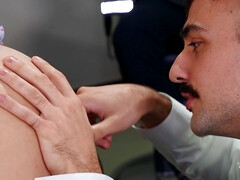 Arschlecken, Aus dem arsch in den mund, Grosse titten, Braunhaarige, Fingern, Würgen, Absätze, Kurzes haar