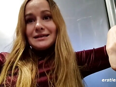 Enthousiasteling, Dichtbij, Hd, Masturbatie, Moeder, Natuurlijke tieten, Panty, Openbaar