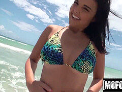 Amateur, Plage, Tir de sperme, Faciale, Fille latino, Rasée, Adolescente