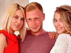 Cul, Blonde, Sucer une bite, 2 femmes 1 homme, Branlette thaïlandaise, Tatouage, Adolescente, Plan cul à trois