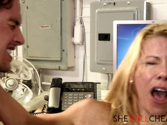 18 ans, Brunette brune, Cocu, Mère que j'aimerais baiser, Bureau, Piercing, Chatte, Adolescente