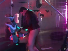 Brunette brune, Tir de sperme, Faciale, Lingerie, Mature, Piercing, Tatouage, Plan cul à trois