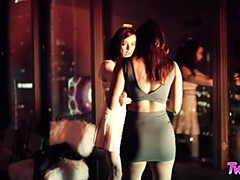 69 negenenzestig, Grote mammen, Zwart, Jurk, Hakken, Zoenen, Tatoeage, Tieten likken