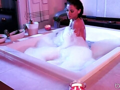 Américain, Salle de bains, Sucer une bite, Brunette brune, Faciale, Doigter, Chatte, Douche