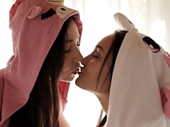 Большая жопа, Большие сиськи, Лесбиянка, Лизание, Киски, Бритые, Молоденькие, Игрушки