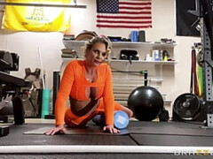 Americano, Rubia, Consolador, Hablar sucio, Gimnasio, Masturbación, Madres para coger, Juguetes