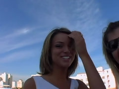 Blonde, Sucer une bite, Brunette brune, Faciale, Hard, Seins naturels, Avaler, Plan cul à trois