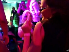 Zwart, Naakte man aangeklede vrouw, Sperma shot, Diep in de keel, Vingeren, Openbaar, Kousen, Tiener