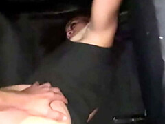 Sucer une bite, Voiture, Éjaculation interne, Doigter, Fille latino, Rugueux