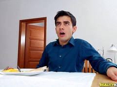 Salle de bains, Tromperie, Européenne, 2 femmes 1 homme, Branlette thaïlandaise, Cuisine, Piercing, Chatte