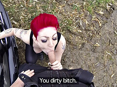 Grote mammen, Pijpbeurt, Buiten, Gezichtspunt, Kut duiken, Kousen, Tatoeage, Uniformpje