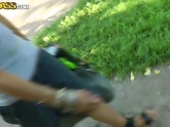 Aufs gesicht abspritzen, Absätze, Piercing, Öffentlich, Rotschopf, Sich ausziehen, Tätowierung