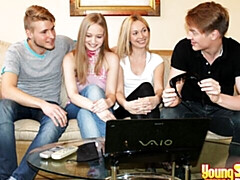 Gros cul, Grosse bite, Sucer une bite, En levrette, Seins naturels, Maigrichonne, Adolescente, Nénés