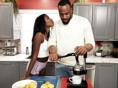 18 jaar, Kont, Grote lul, Pijpbeurt, Bruinharig, Hondjeshouding, Klein, Tieten likken