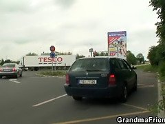 Blond, Brillen, Omie, Groep, Rijpe lesbienne, Buiten, Openbaar, Trio