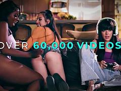 ALL GIRL MASSAGE - Scissoring And Pussy Licking During Friendly Massage FRENCH SUBTITLES