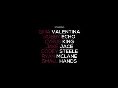 Derrière les coulisses, Grossier, Seins naturels, Petite femme